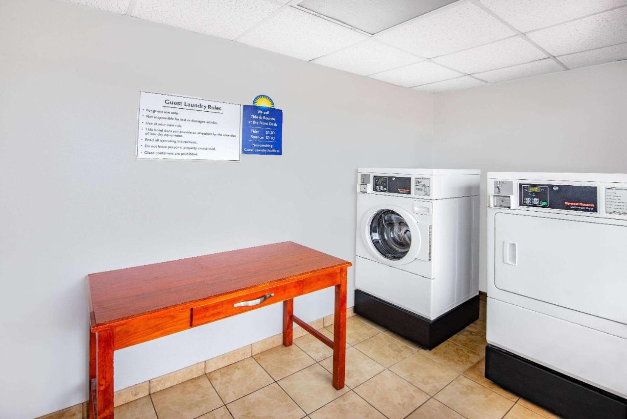 Days Inn By Wyndham Charlottesville/University Area Екстер'єр фото